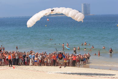 Equipo paracaidistas Alas. Exhibición aérea de Vigo en la Playa de Samil. Agosto de 2006.