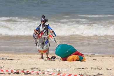 Equipo paracaidistas Alas. Exhibición aérea de Vigo en la Playa de Samil. Agosto de 2006.