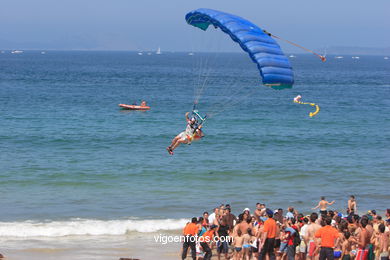 Equipo paracaidistas Alas. Exhibición aérea de Vigo en la Playa de Samil. Agosto de 2006.