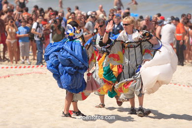 Equipo paracaidistas Alas. Exhibición aérea de Vigo en la Playa de Samil. Agosto de 2006.