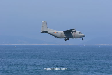 Equipo paracaidistas Alas. Exhibición aérea de Vigo en la Playa de Samil. Agosto de 2006.