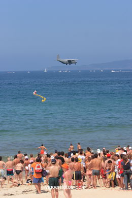 Parachutist Alas team. Airshow 2006. Vigo (Spain).