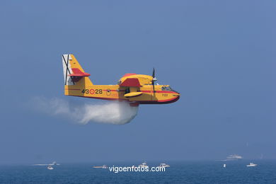 Canadiar apagafuegos. Exhibición aérea de Vigo en la Playa de Samil. Agosto de 2006.