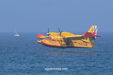 Canadiar apagafuegos. Exhibición aérea de Vigo en la Playa de Samil. Agosto de 2006.