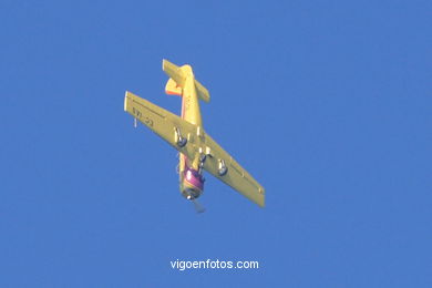 Acrobacias a�reas con Coco Rey. Exhibici�n a�rea de Vigo en la Playa de Samil. Agosto de 2006. 