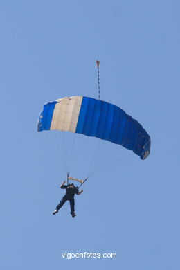 Paratroopers of PAPEA. Airshow 2006. Vigo (Spain). 