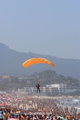 Paracaidistas de la PAPEA. Exhibici�n a�rea de Vigo en la Playa de Samil. Agosto de 2006. 