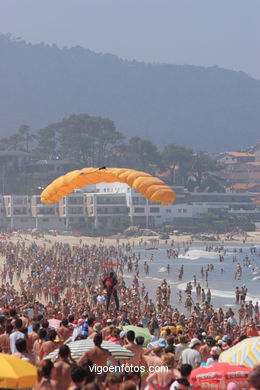 Paracaidistas de la PAPEA. Exhibici�n a�rea de Vigo en la Playa de Samil. Agosto de 2006. 