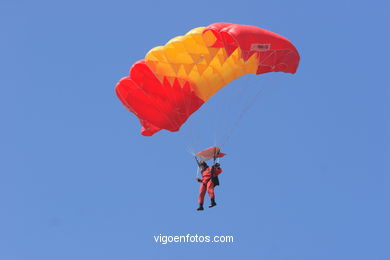 Paracaidistas de la PAPEA. Exhibición aérea de Vigo en la Playa de Samil. Agosto de 2006.