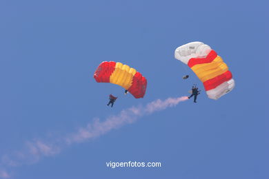 Paracaidistas de la PAPEA. Exhibici�n a�rea de Vigo en la Playa de Samil. Agosto de 2006. 
