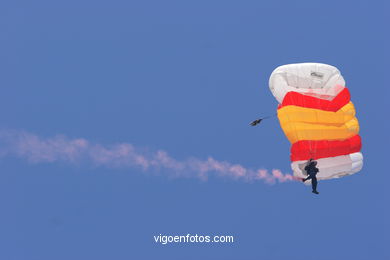 Paracaidistas de la PAPEA. Exhibición aérea de Vigo en la Playa de Samil. Agosto de 2006.