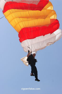 Paratroopers of PAPEA. Airshow 2006. Vigo (Spain). 