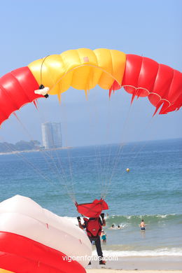 Paracaidistas de la PAPEA. Exhibición aérea de Vigo en la Playa de Samil. Agosto de 2006.