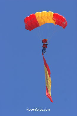 Paracaidistas de la PAPEA. Exhibici�n a�rea de Vigo en la Playa de Samil. Agosto de 2006. 