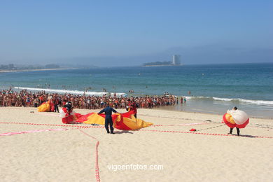 Paracaidistas de la PAPEA. Exhibici�n a�rea de Vigo en la Playa de Samil. Agosto de 2006. 