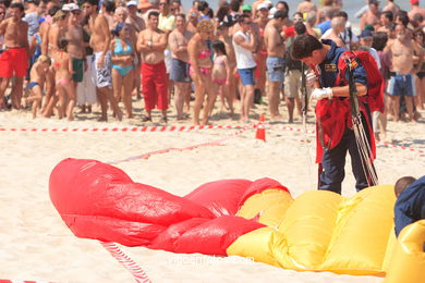 Paracaidistas de la PAPEA. Exhibici�n a�rea de Vigo en la Playa de Samil. Agosto de 2006. 