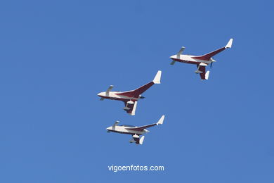 Patrulla acrob�tica Reva. Aviones Acroez. Exhibici�n a�rea de Vigo en la Playa de Samil. Agosto de 2006. 