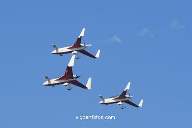 Patrulla acrobática Reva. Aviones Acroez. Exhibición aérea de Vigo en la Playa de Samil. Agosto de 2006.