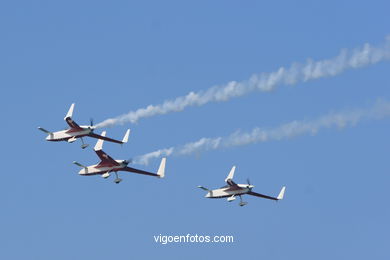 Patrulla acrobática Reva. Aviones Acroez. Exhibición aérea de Vigo en la Playa de Samil. Agosto de 2006.