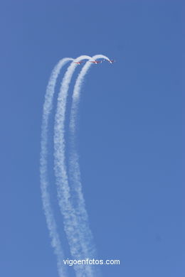 Patrulla acrobática Reva. Aviones Acroez. Exhibición aérea de Vigo en la Playa de Samil. Agosto de 2006.