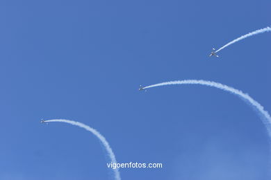 Patrulla acrob�tica Reva. Aviones Acroez. Exhibici�n a�rea de Vigo en la Playa de Samil. Agosto de 2006. 