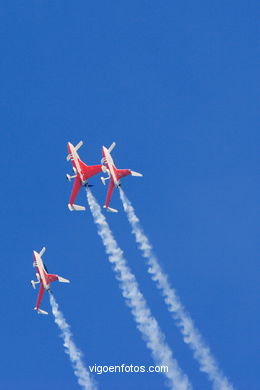 Patrulla acrobática Reva. Aviones Acroez. Exhibición aérea de Vigo en la Playa de Samil. Agosto de 2006.