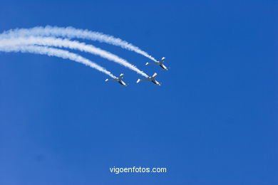 Patrulla acrobática Reva. Aviones Acroez. Exhibición aérea de Vigo en la Playa de Samil. Agosto de 2006.
