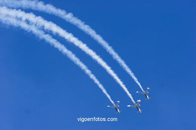 Patrulla acrobática Reva. Aviones Acroez. Exhibición aérea de Vigo en la Playa de Samil. Agosto de 2006.
