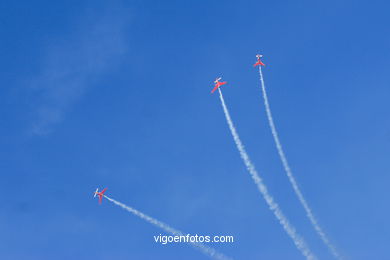 Patrulla acrobática Reva. Aviones Acroez. Exhibición aérea de Vigo en la Playa de Samil. Agosto de 2006.