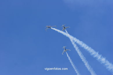 Patrulla acrobática Reva. Aviones Acroez. Exhibición aérea de Vigo en la Playa de Samil. Agosto de 2006.