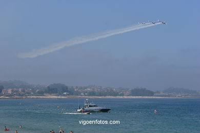Patrulla acrobática Reva. Aviones Acroez. Exhibición aérea de Vigo en la Playa de Samil. Agosto de 2006.