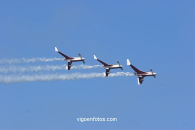 Patrulla acrobática Reva. Aviones Acroez. Exhibición aérea de Vigo en la Playa de Samil. Agosto de 2006.