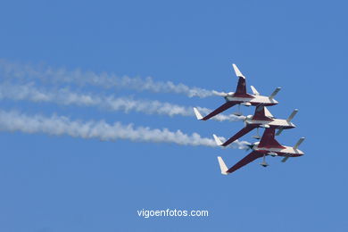 Patrulla acrobática Reva. Aviones Acroez. Exhibición aérea de Vigo en la Playa de Samil. Agosto de 2006.