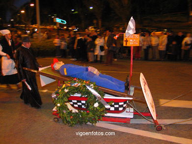 Carnaval 2004 - Comparsas en el Entierro de la Sardina (Vigo). 