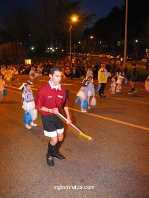 Carnaval 2004 - Comparsas en el Entierro de la Sardina (Vigo). 
