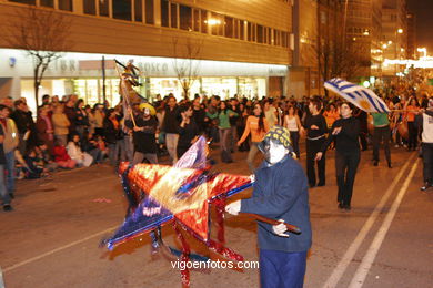 Carnaval 2005 - Comparsas en el Entierro de la Sardina (Vigo).