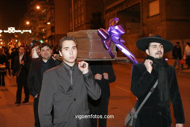Carnaval 2005 - Comparsas en el Entierro de la Sardina (Vigo).
