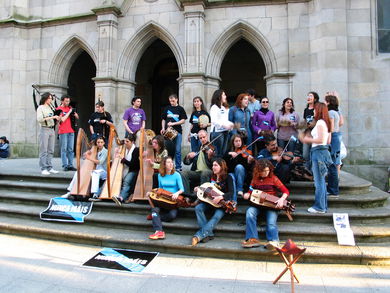 Concierto frente a la iglesia Santiago de Vigo.