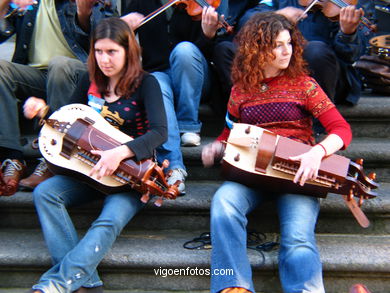 Concierto frente a la iglesia Santiago de Vigo.