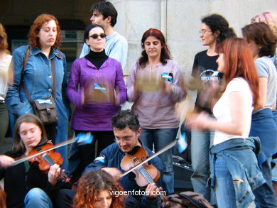 Concierto frente a la iglesia Santiago de Vigo.
