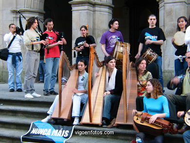 Concierto frente a la iglesia Santiago de Vigo.