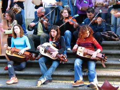 Concierto frente a la iglesia Santiago de Vigo.