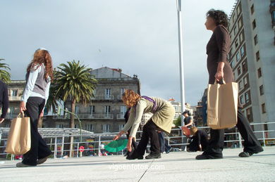 Dance in the street - Tutu dances.
