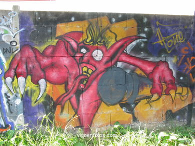 Graffiti en el paseo del r�o Lagares. 