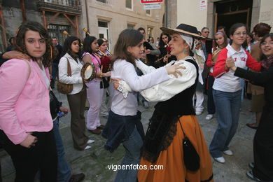 Fiesta de la Reconquista de Vigo 2005. Puestos y ambiente en el casco viejo. 