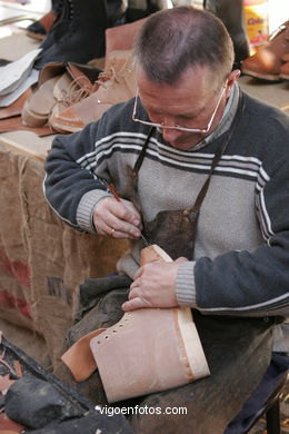 Fiesta de la Reconquista de Vigo 2004. Puestos entorno a la iglesia de Santiago de Vigo.. 