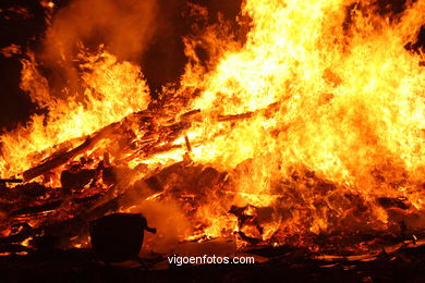 St Juan bonfire. 2007. Bouzas.. 