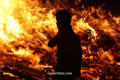Fiesta de las hogueras de San Juan 2007 y conjuro de la queimada. Hoguera de Alcabre (Vigo). 