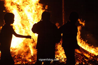 Fiesta de las hogueras de San Juan 2007 y conjuro de la queimada. Hoguera de Alcabre (Vigo). 
