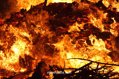 Fiesta de las hogueras de San Juan 2007 y conjuro de la queimada. Hoguera de Alcabre (Vigo). 